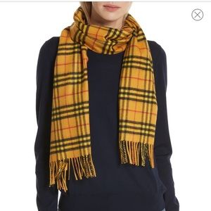 ⛔️SOLD⛔️ NWT Burberry Scarf 100% Cashmere